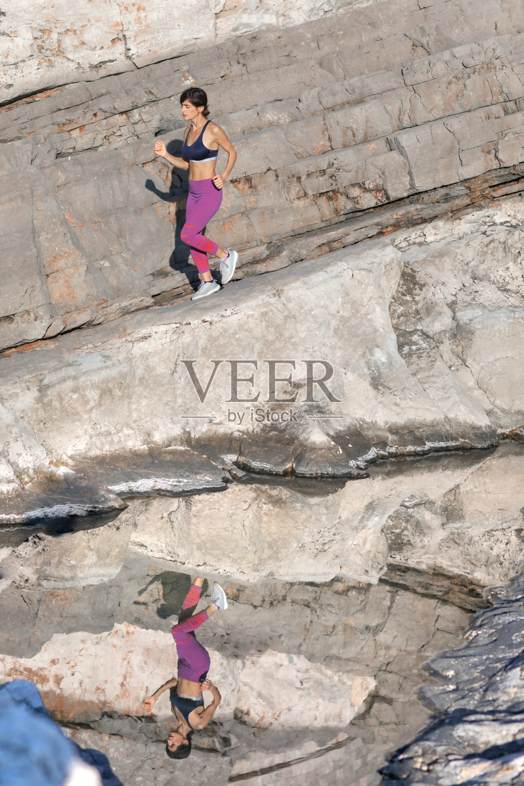 美丽的女运动员在海岸线上跑步和锻炼。照片摄影图片