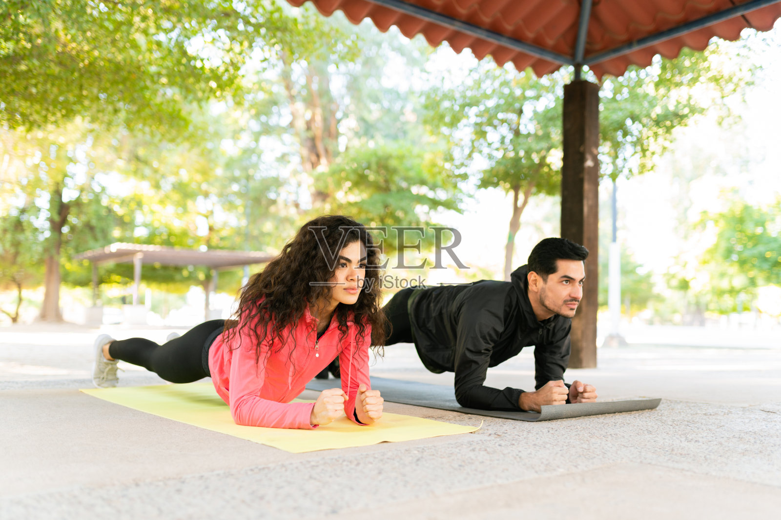 一对西班牙夫妇在公园里一起锻炼照片摄影图片