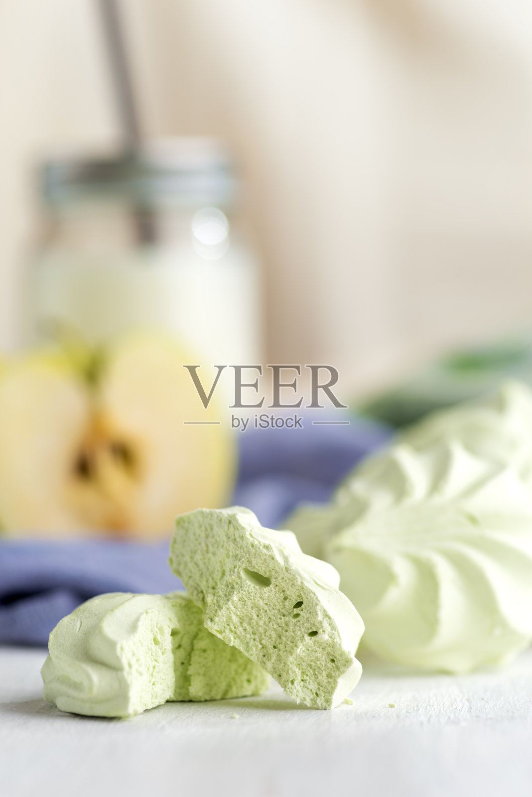 盘子里有俄罗斯棉花糖，桌子上有苹果和茶。静物，选择性聚焦。照片摄影图片