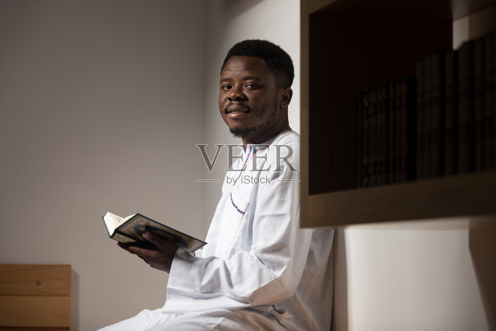 一名非洲穆斯林男子在清真寺祈祷照片摄影图片