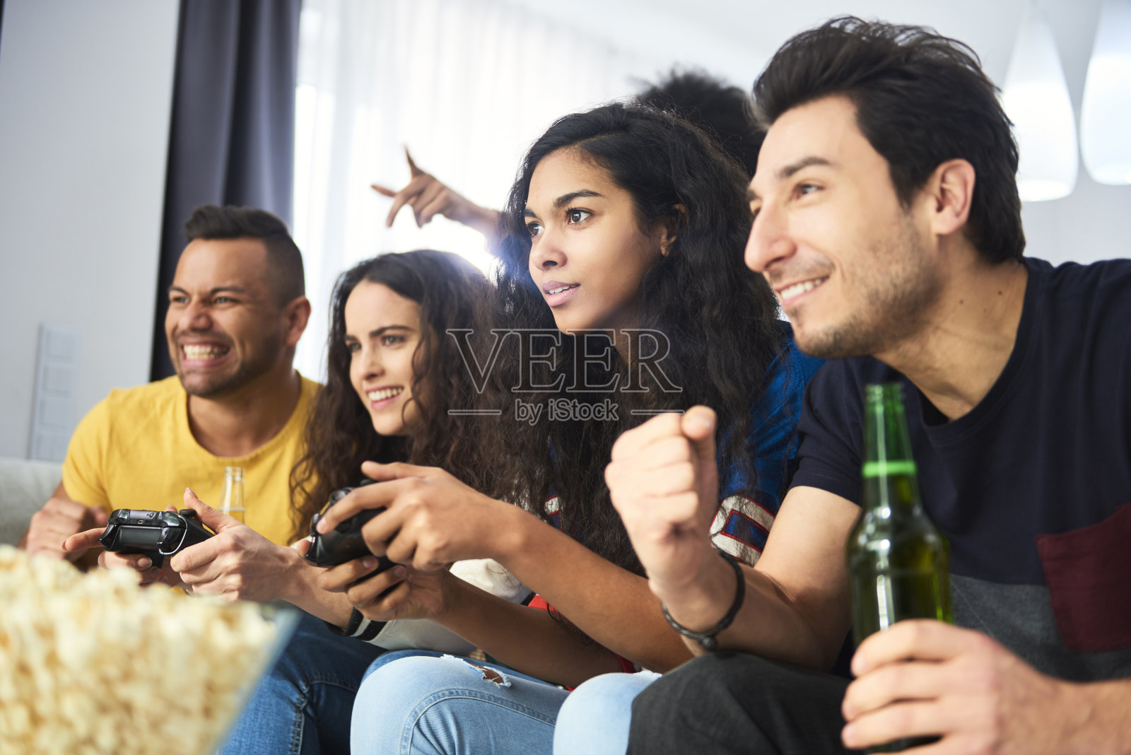 朋友玩掌机游戏在竞争照片摄影图片