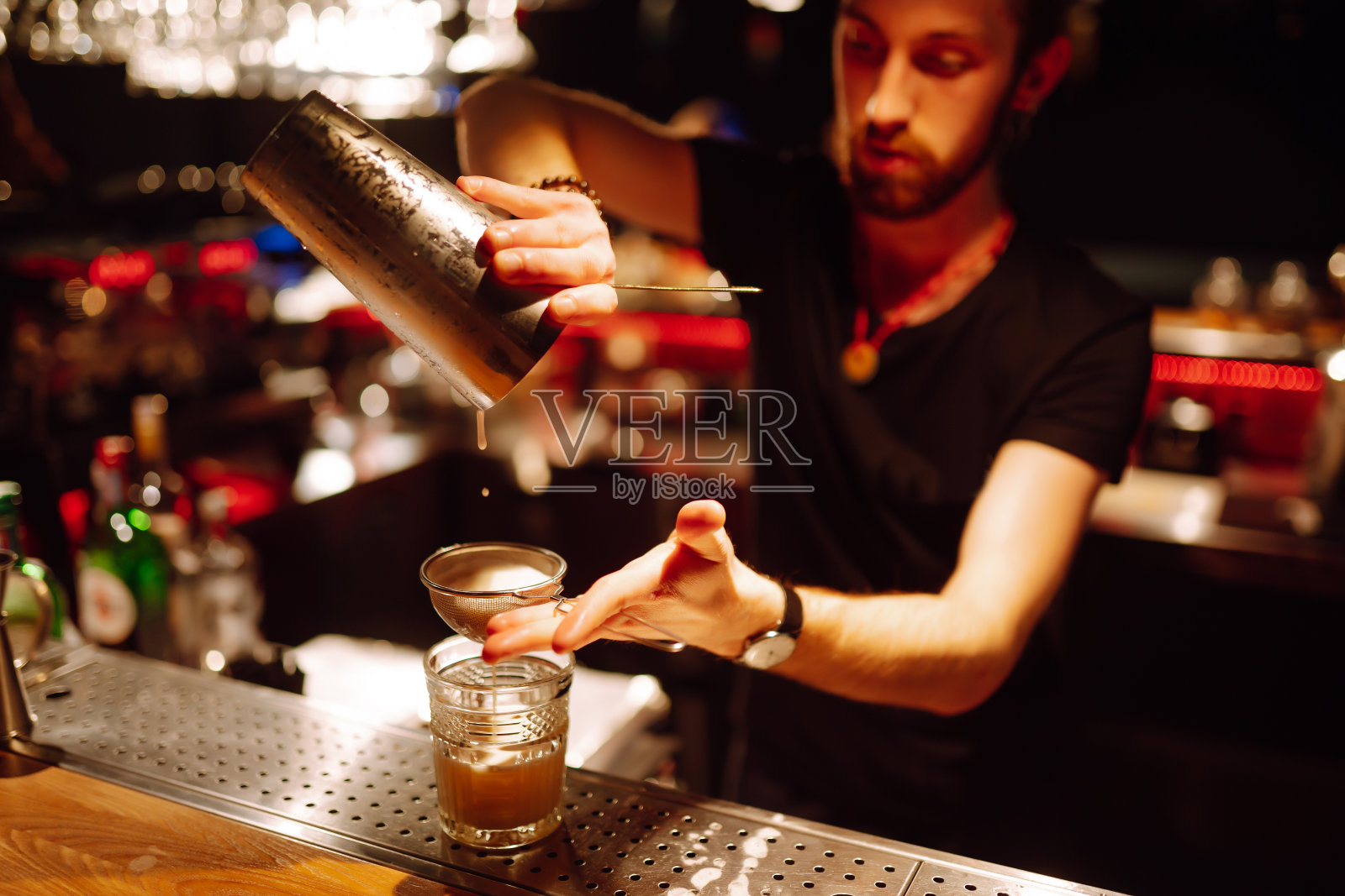 专家调酒师正在夜总会制作清爽的鸡尾酒。照片摄影图片