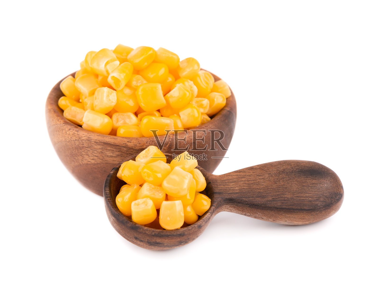 罐装甜玉米在木碗和勺子，孤立在白色背景。腌制的玉米。照片摄影图片