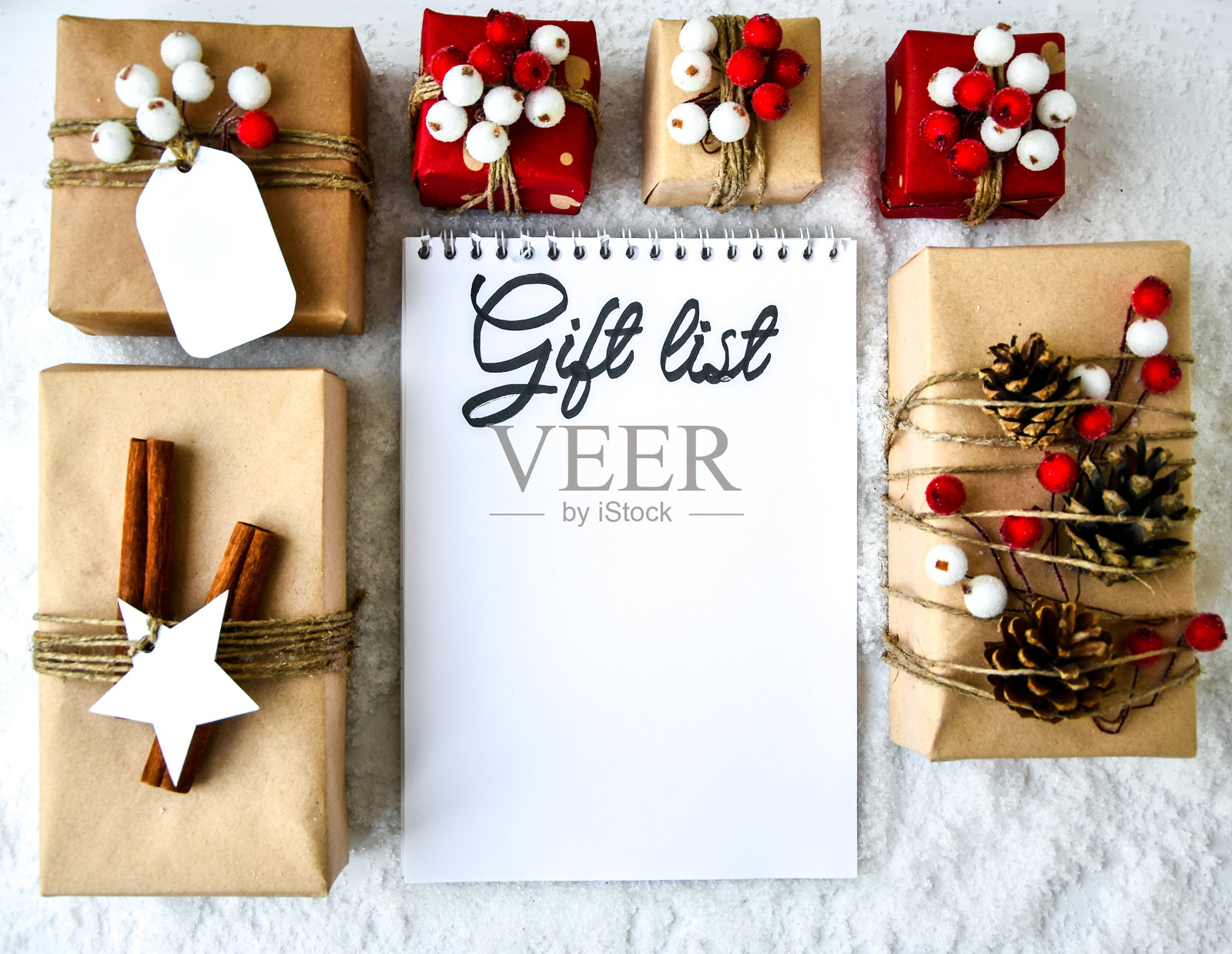 笔记本与礼物清单文本零浪费圣诞文本与装饰在白色的雪背景。副本的空间。环保礼品工艺纸板照片摄影图片