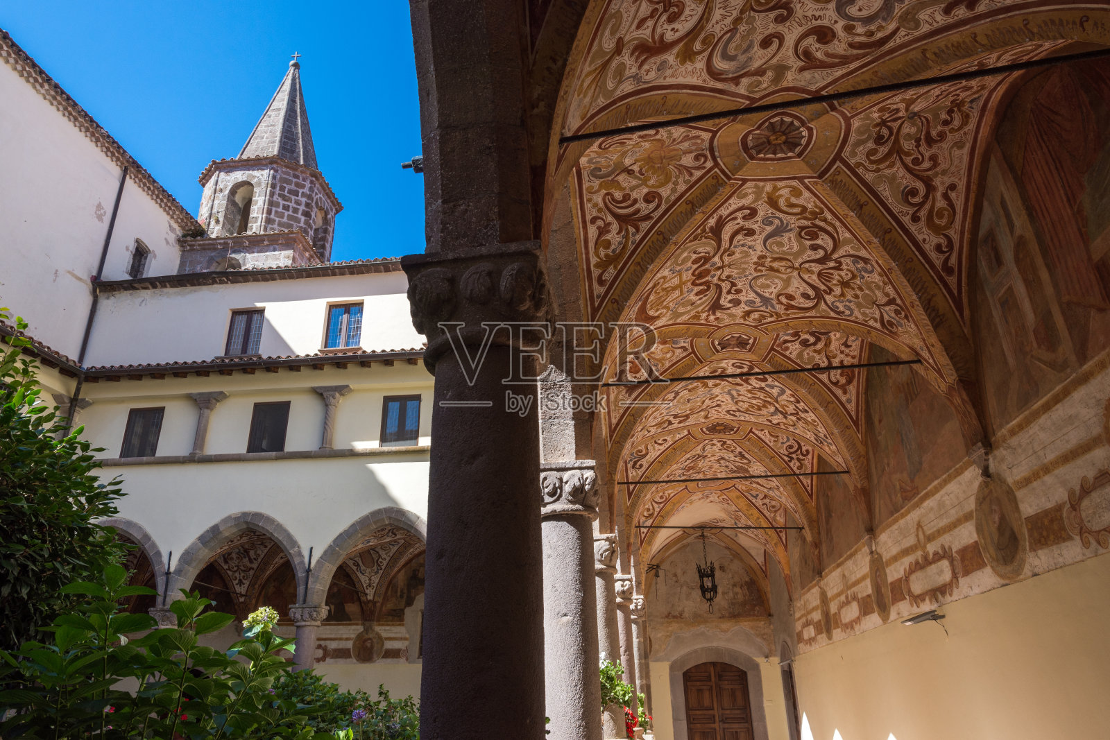 Roccamonfina、坎帕尼亚。拉塔尼的圣母教堂照片摄影图片