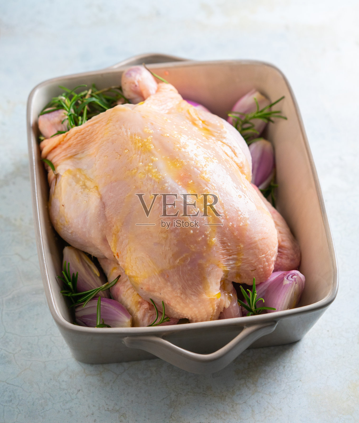 生鸡肉与迷迭香和香草-准备烹调照片摄影图片