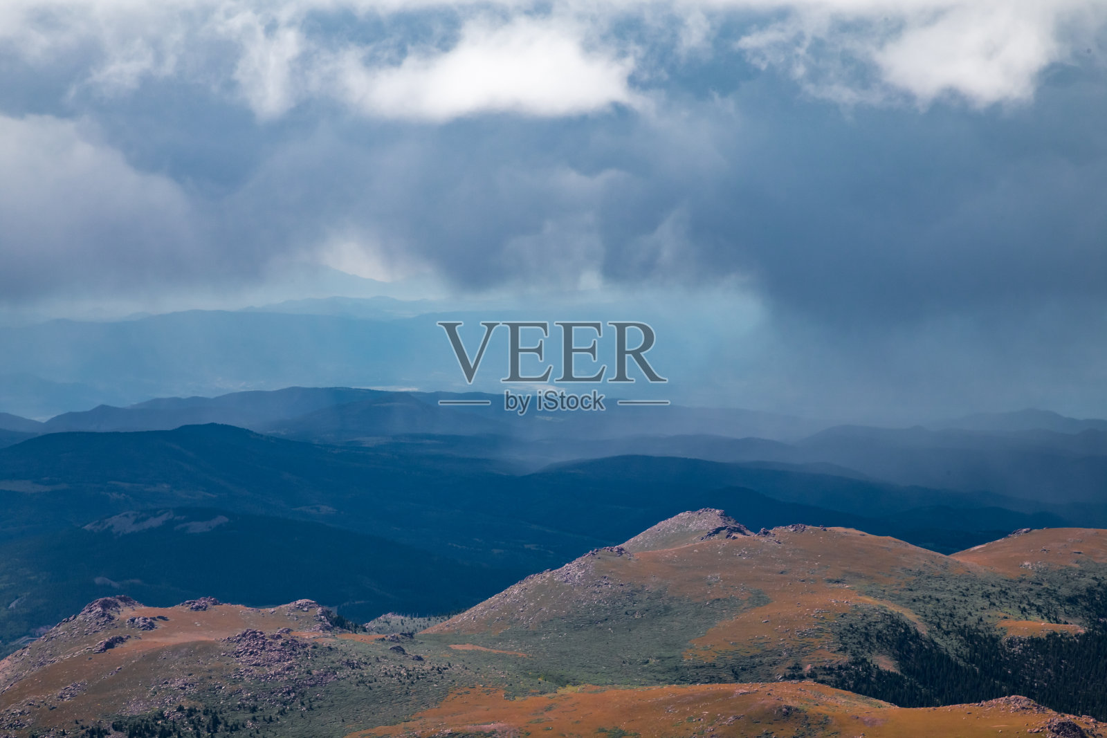 科罗拉多州的山地景观，夏日阴天照片摄影图片