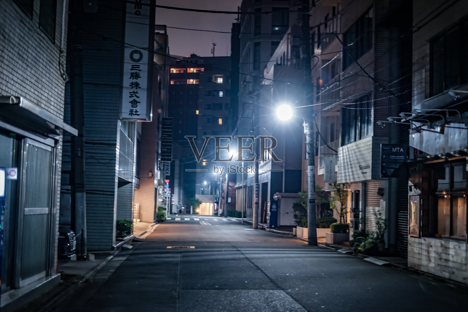 东京中央区的后街夜景照片摄影图片