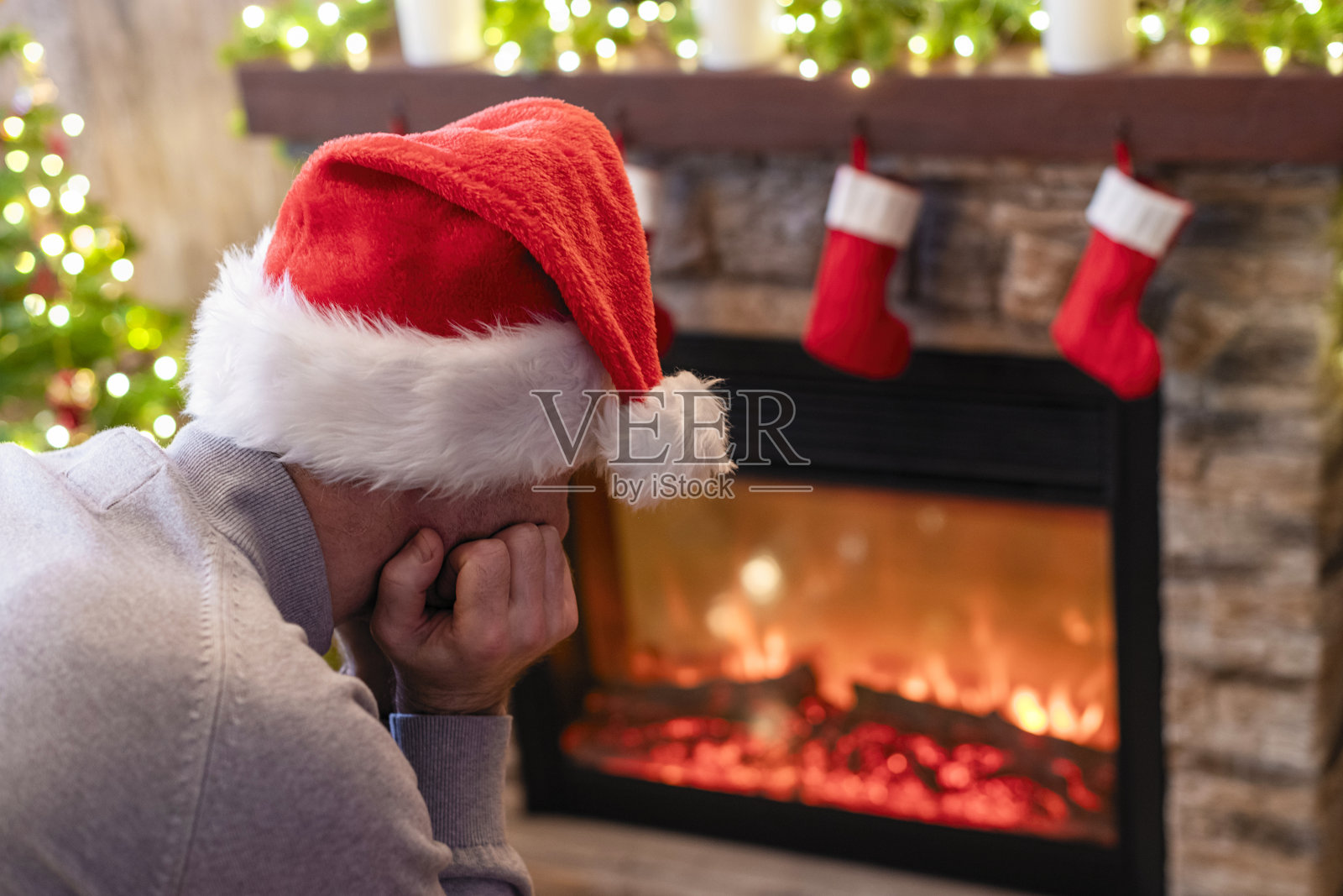 戴圣诞帽的男子情绪低落照片摄影图片