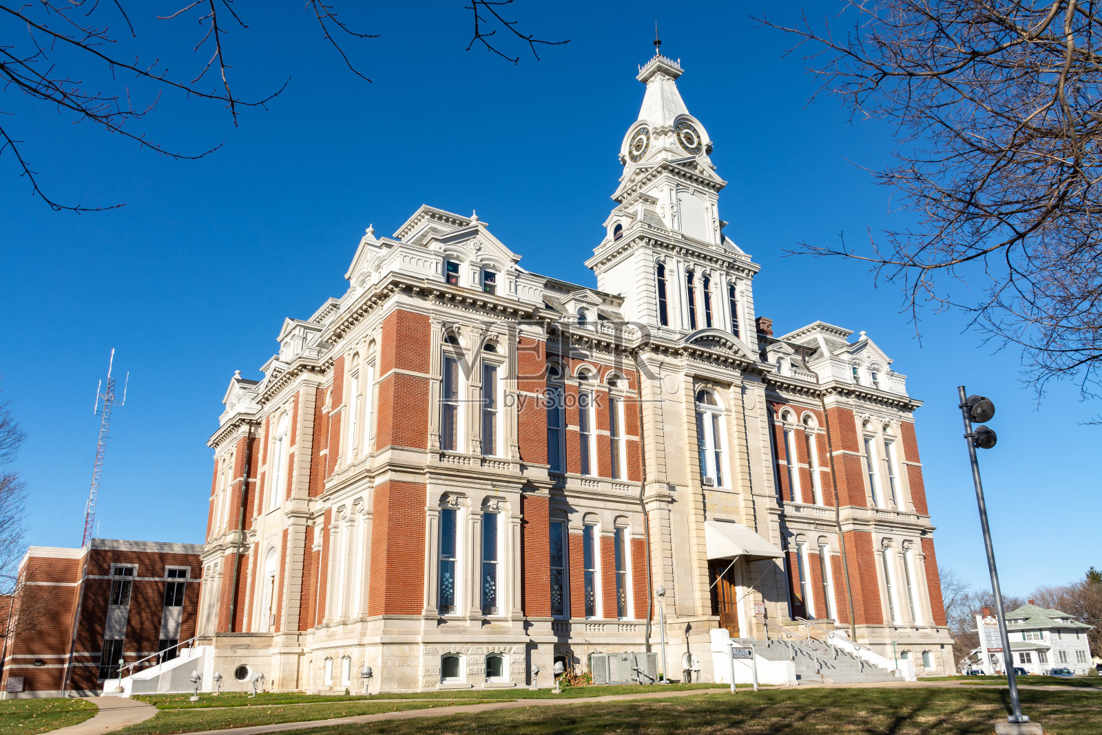 清晨的亨利县法院。伊利诺斯州的剑桥。照片摄影图片