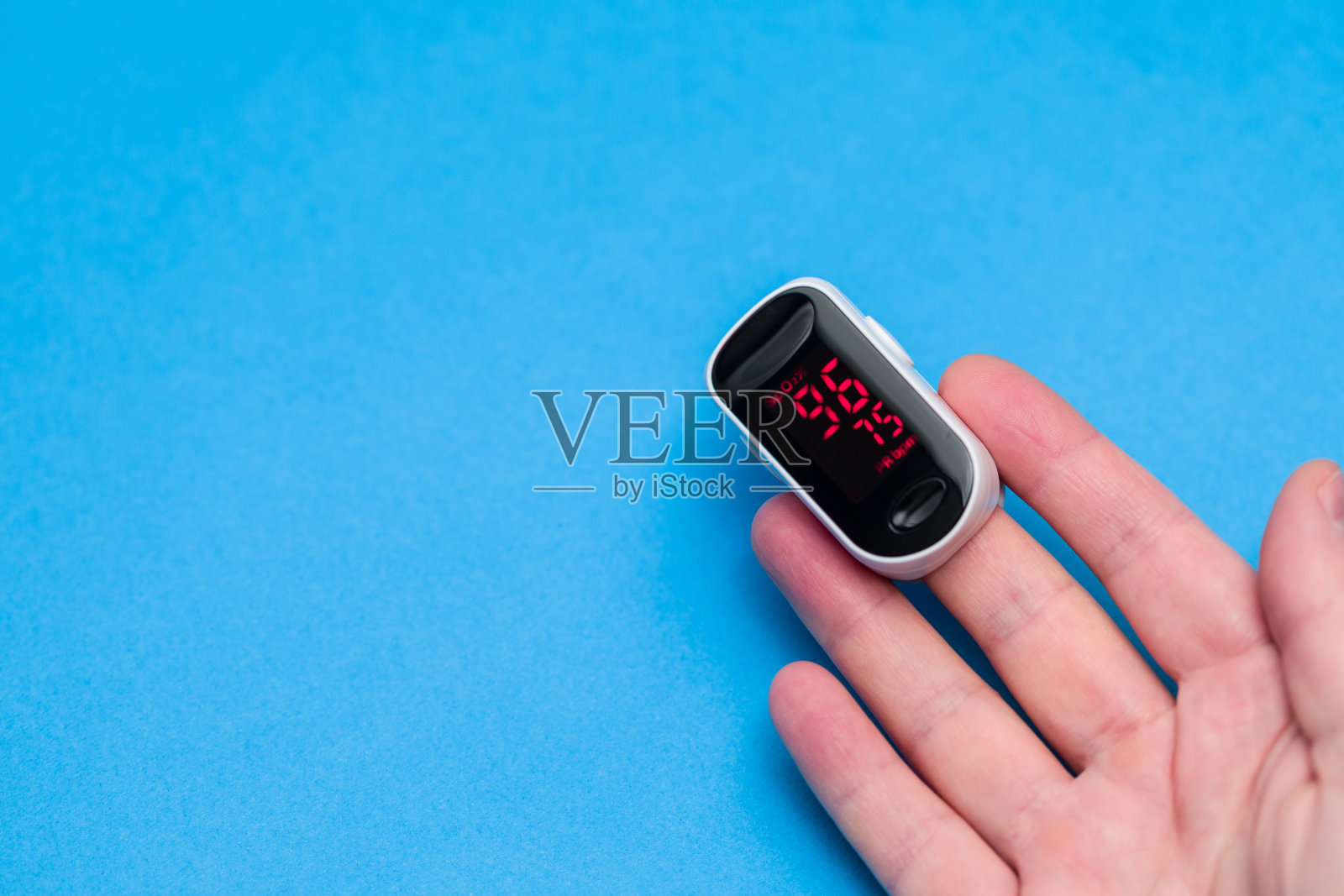 监测血氧饱和度，早期诊断冠状病毒的发生。照片摄影图片