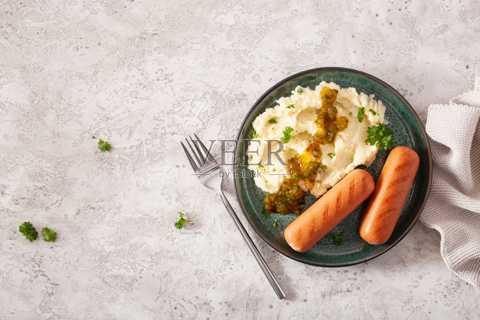 花椰菜泥和烤香肠。生酮古饮食午餐照片摄影图片