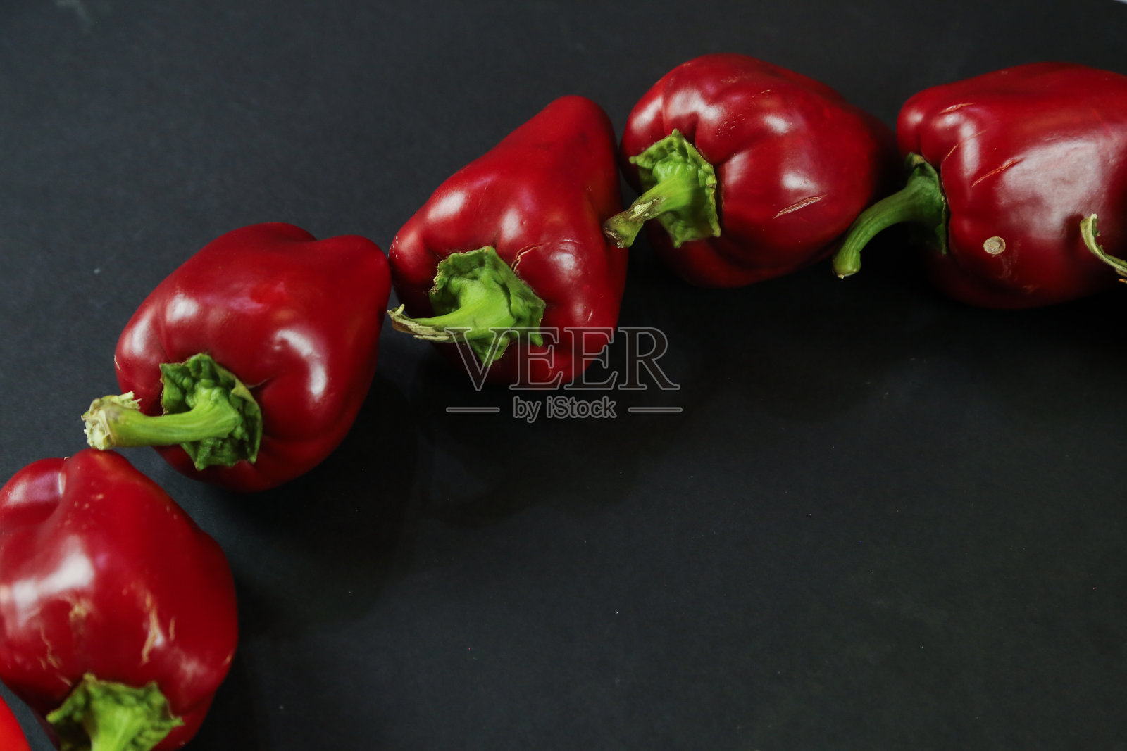 黑色背景上的红辣椒照片摄影图片