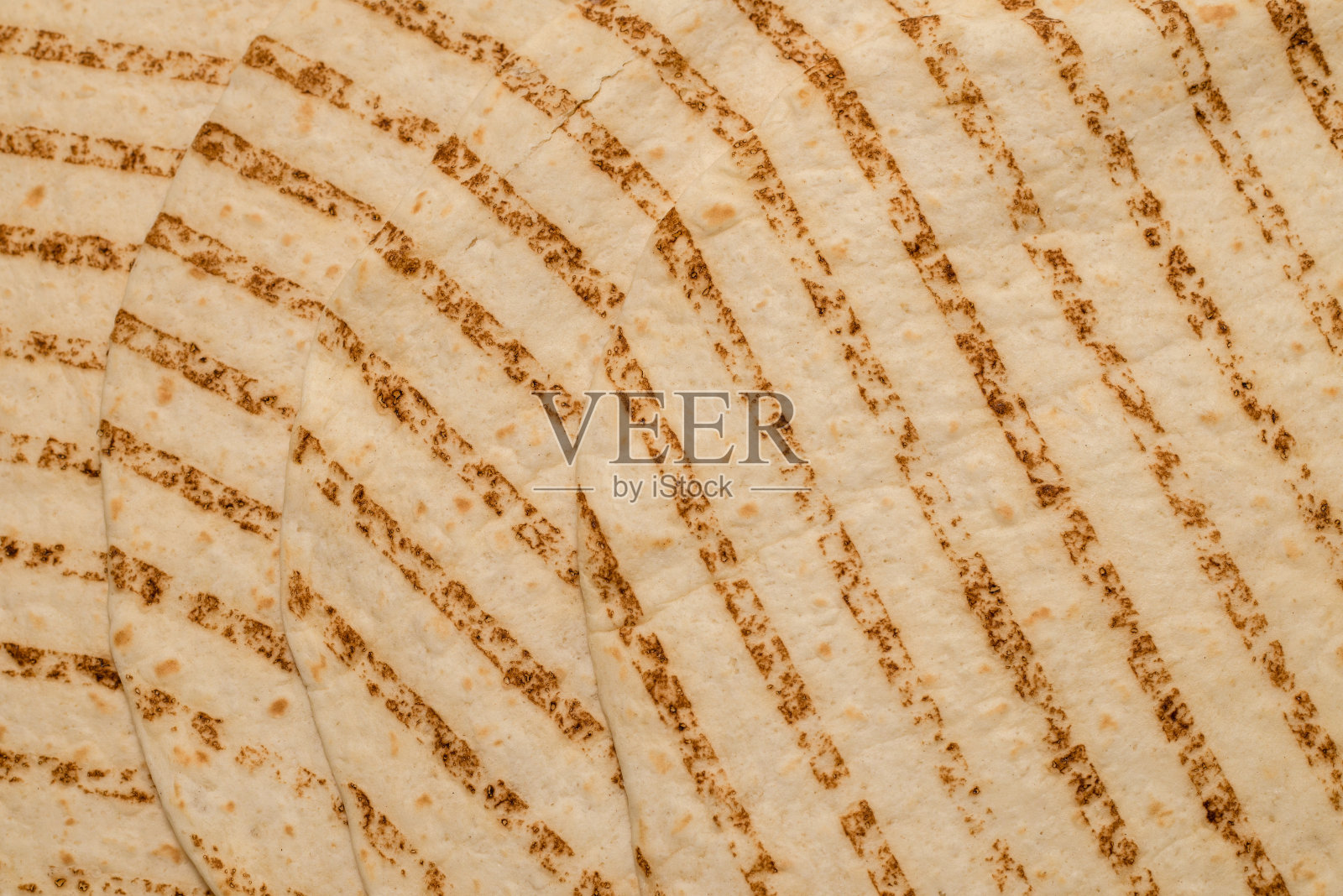 烤皮塔面包孤立的白色背景。照片摄影图片