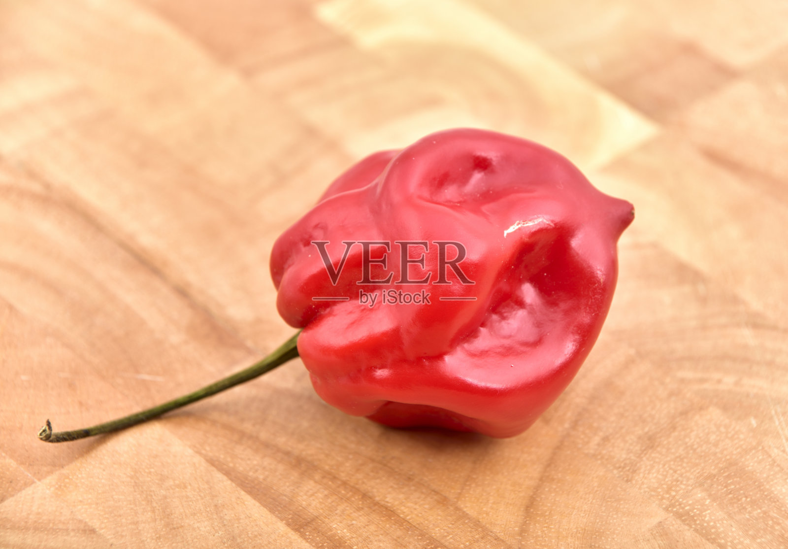 红辣椒或撒旦辣椒放在木砧板上照片摄影图片