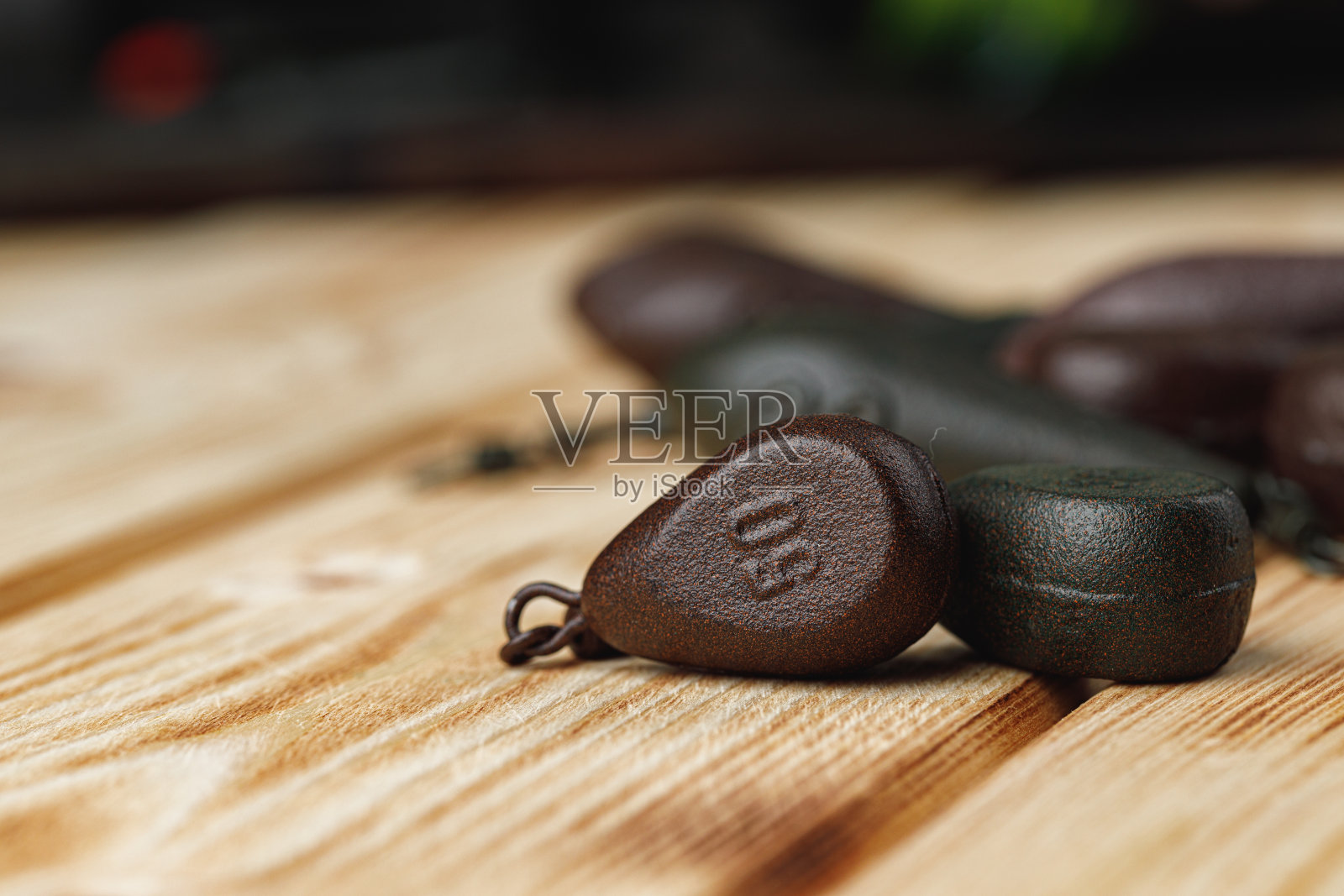 在木制背景上钓鱼用的铅砝码堆照片摄影图片