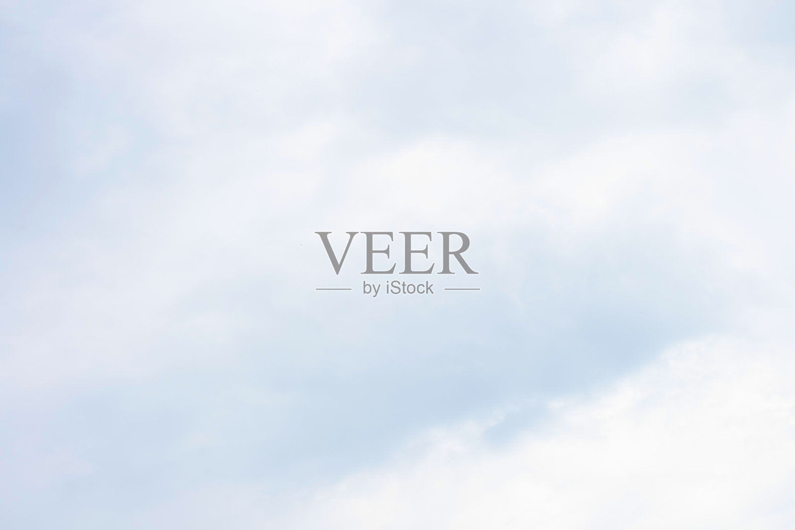 晴朗的日子里，美丽的蓝天少云照片摄影图片