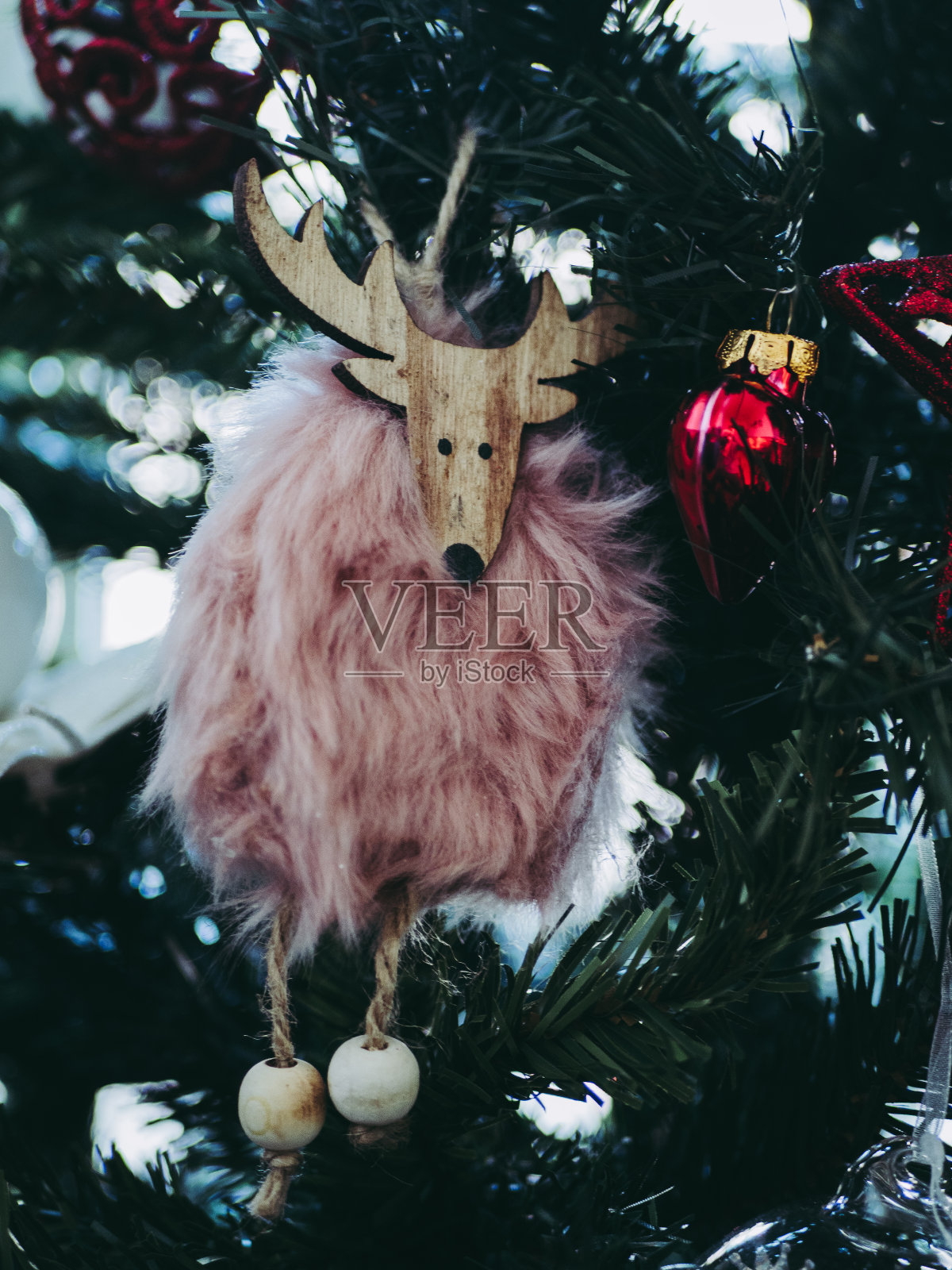 圣诞树上的圣诞装饰品照片摄影图片