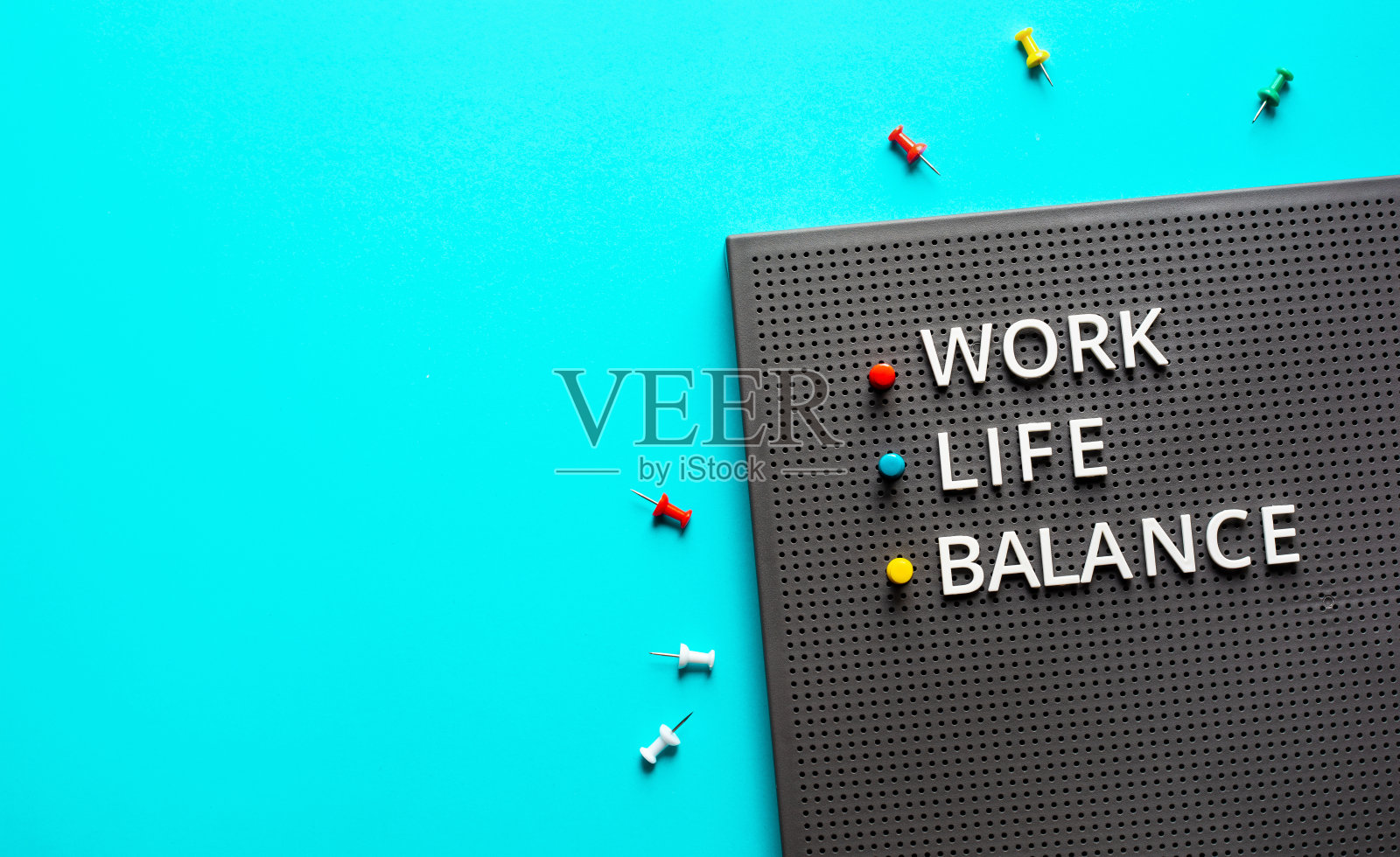 工作和生活的平衡概念与文字的颜色书桌桌子。对成功的积极情绪。身体健康。照片摄影图片