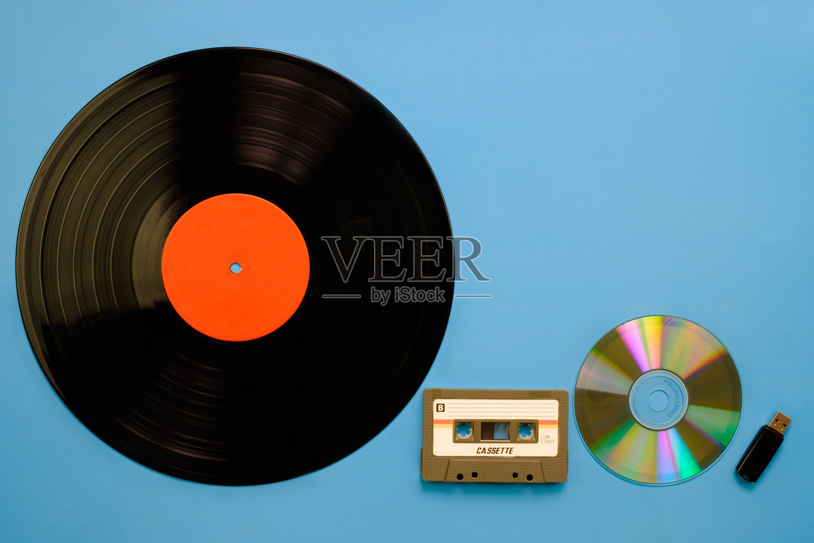 一个集老式和现代的复古音乐设备技术、留声机记录、盒式磁带、光盘和闪存驱动器照片摄影图片