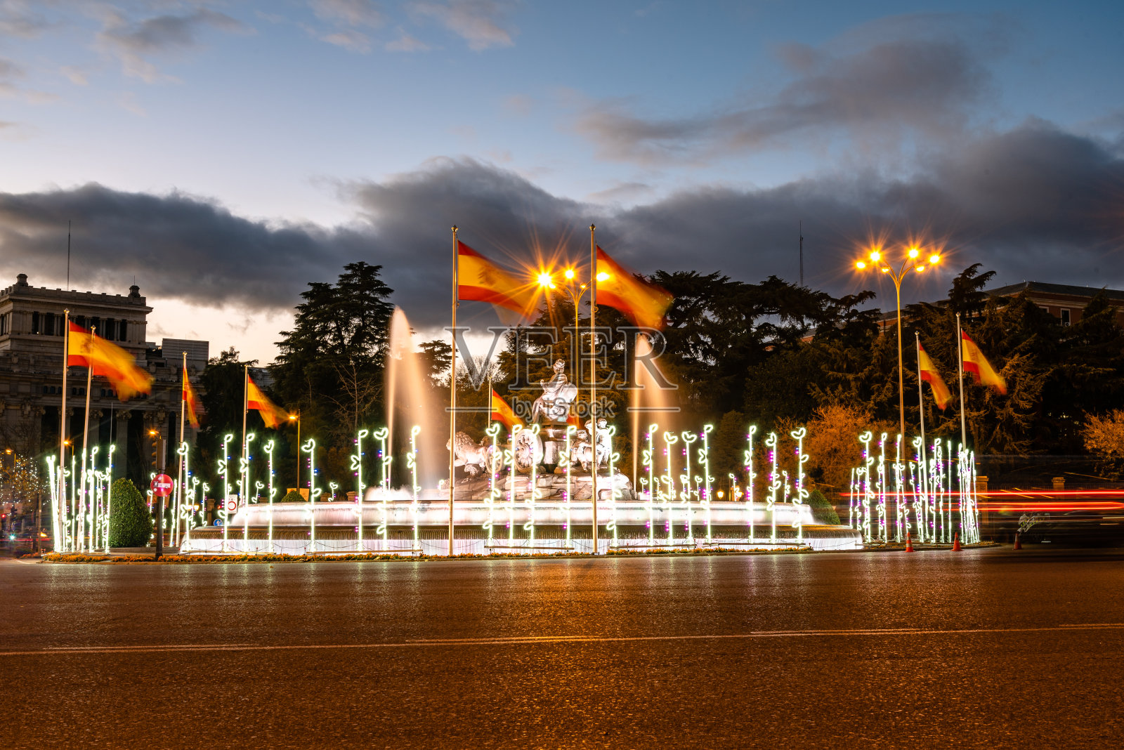 马德里Cibeles广场在圣诞节时灯火通明照片摄影图片