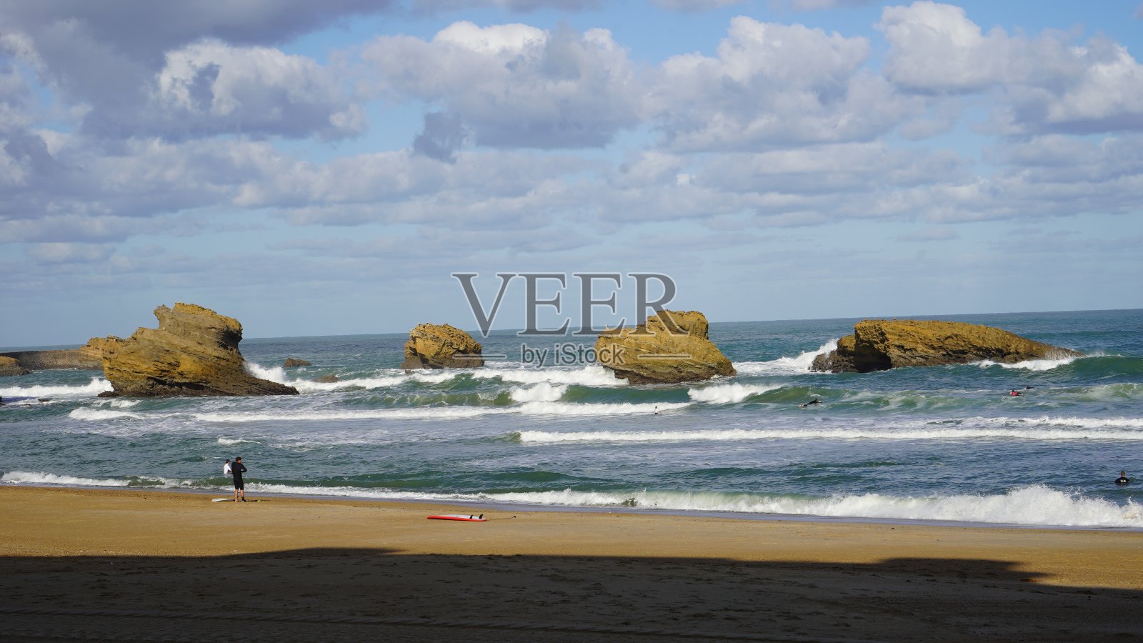 海滩上的人们对着天空照片摄影图片