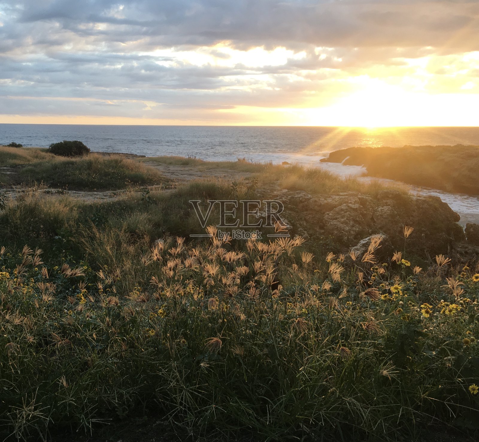 12月夏威夷瓦胡岛卡埃纳角的日落。照片摄影图片