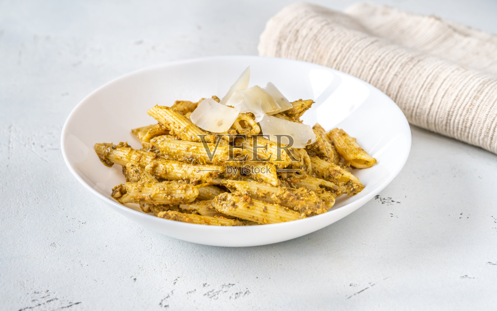 一份通心粉配香蒜沙司照片摄影图片