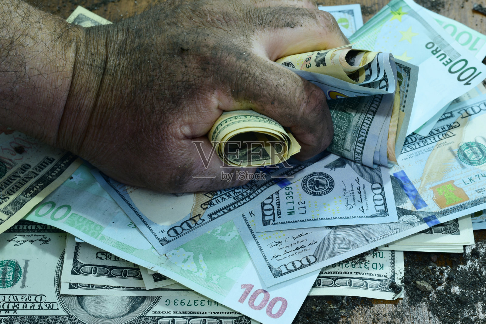 那人的脏手紧握着纸币。照片摄影图片