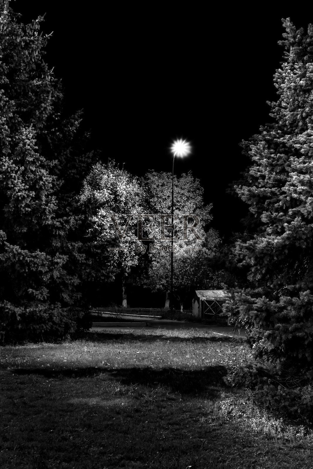 晚上的儿童公园里挂着黑白相间的大灯笼。照片摄影图片