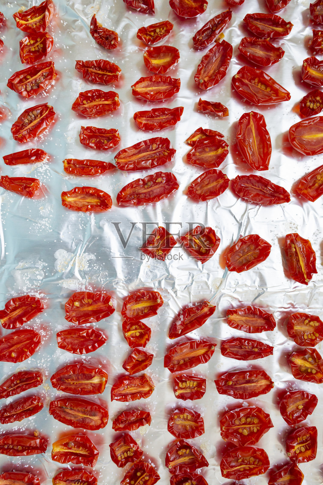 烤盘上晒干的红色番茄照片摄影图片