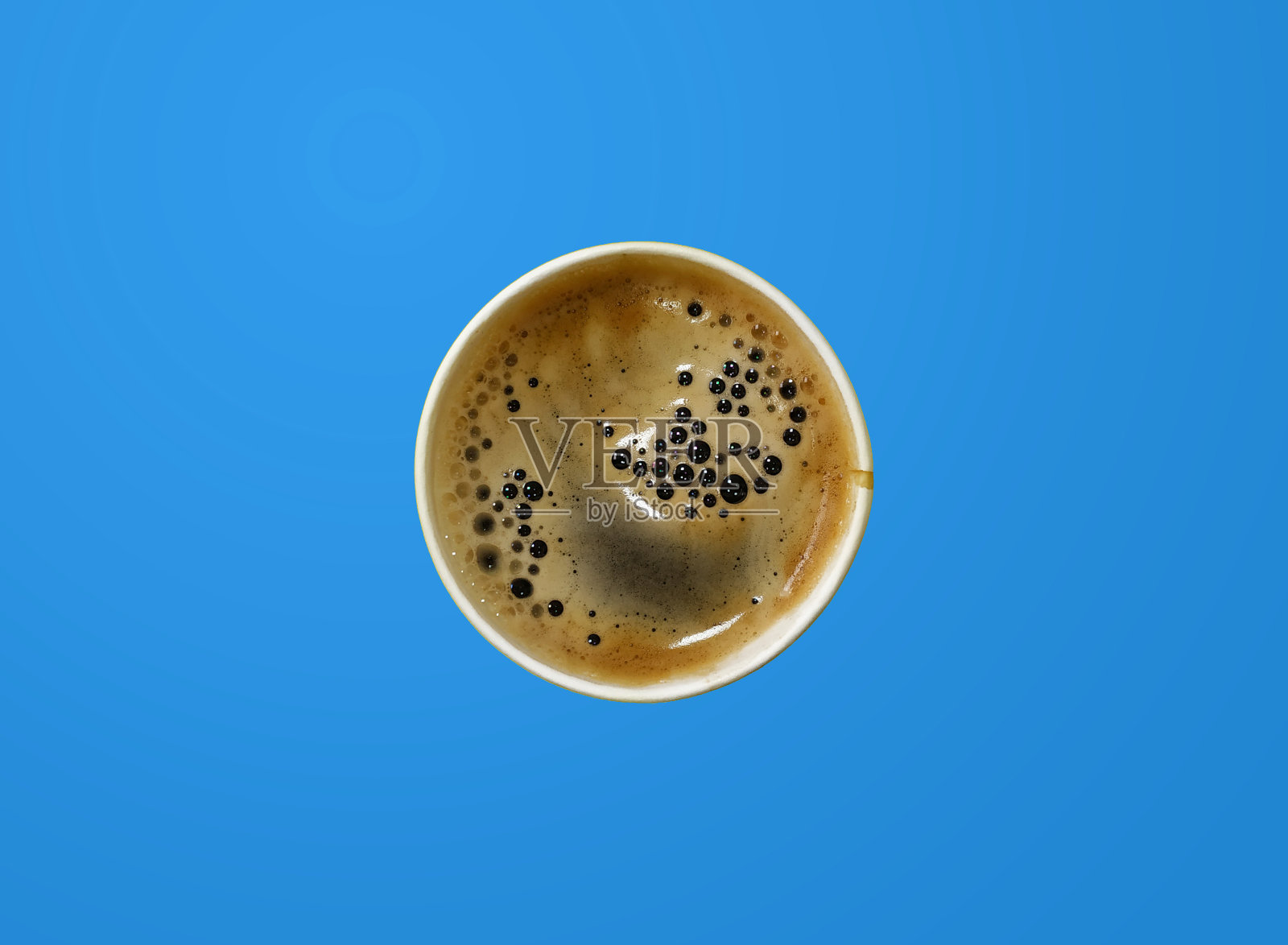 俯视图的纸杯新鲜煮的泡沫咖啡孤立在蓝色的背景照片摄影图片