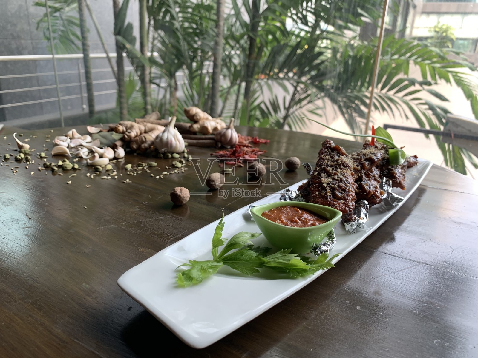 烤鸡胸肉配以香料照片摄影图片