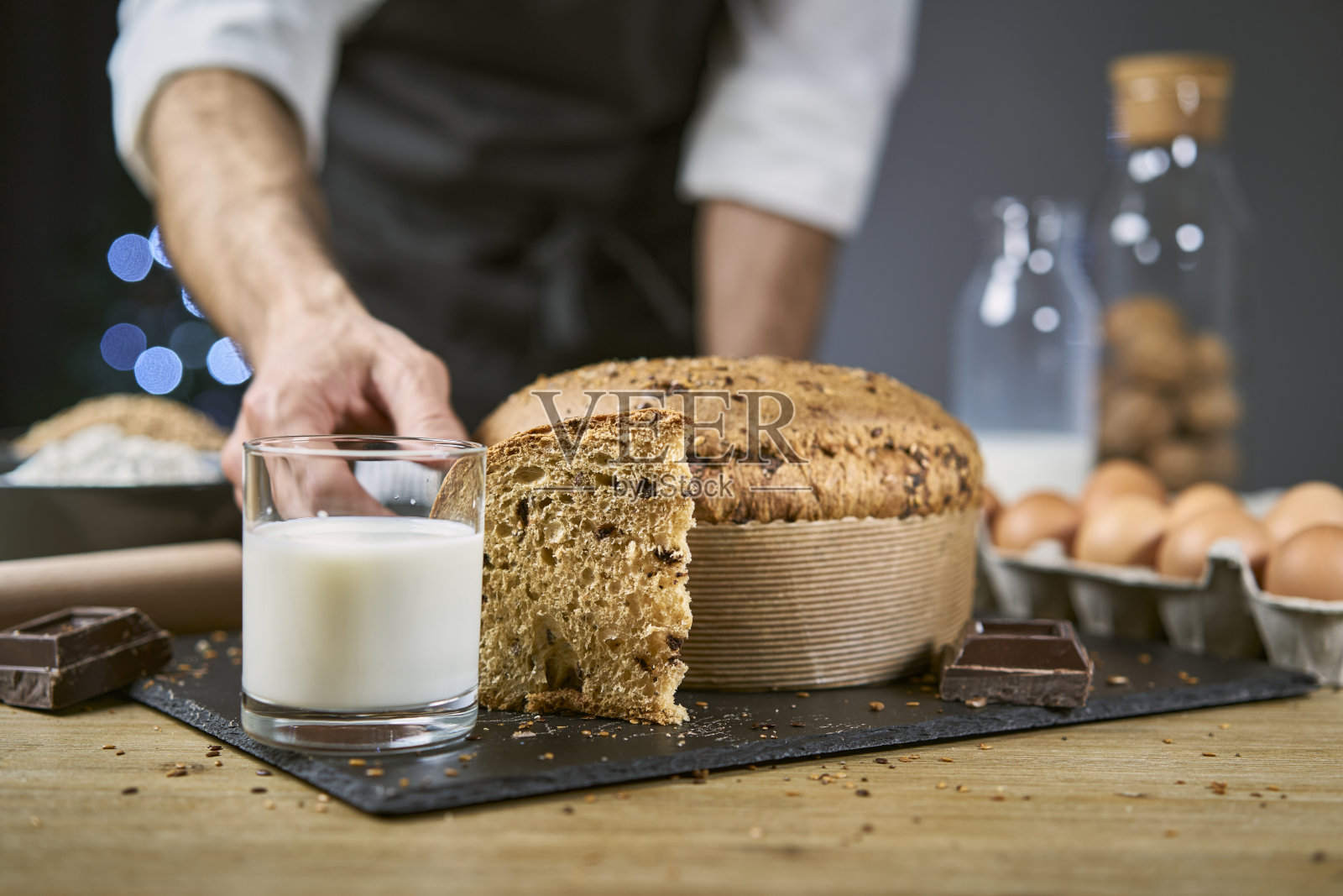 健康和营养的早餐，一片自制的谷物面包，牛奶和坚果。照片摄影图片