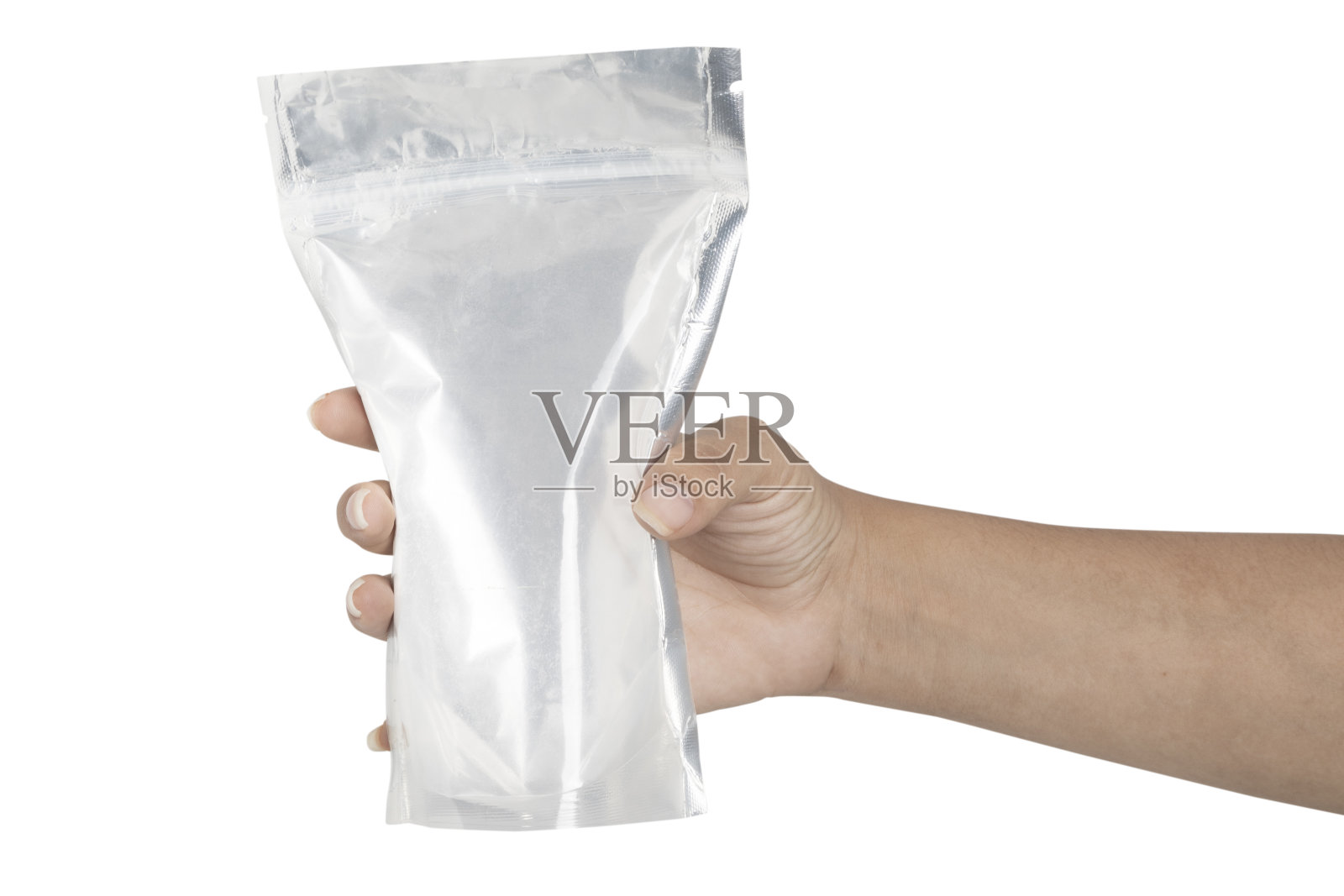 手与铝箔包装袋孤立在白色背景与剪切路径照片摄影图片
