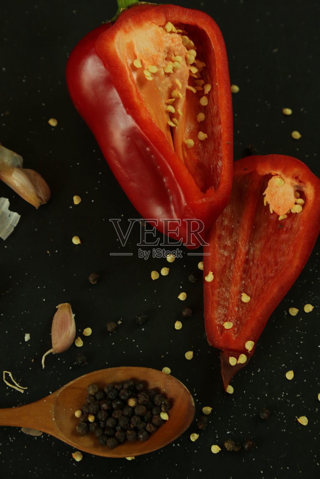 黑色背景上的红辣椒照片摄影图片