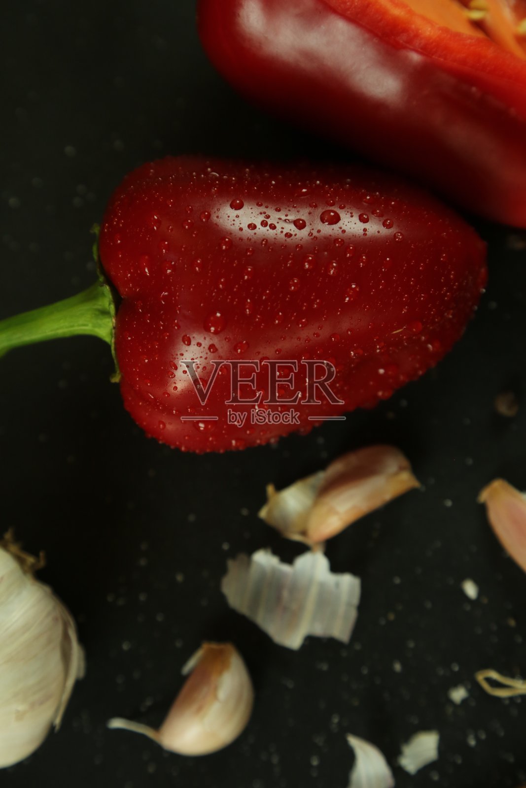 黑色背景上的红辣椒照片摄影图片