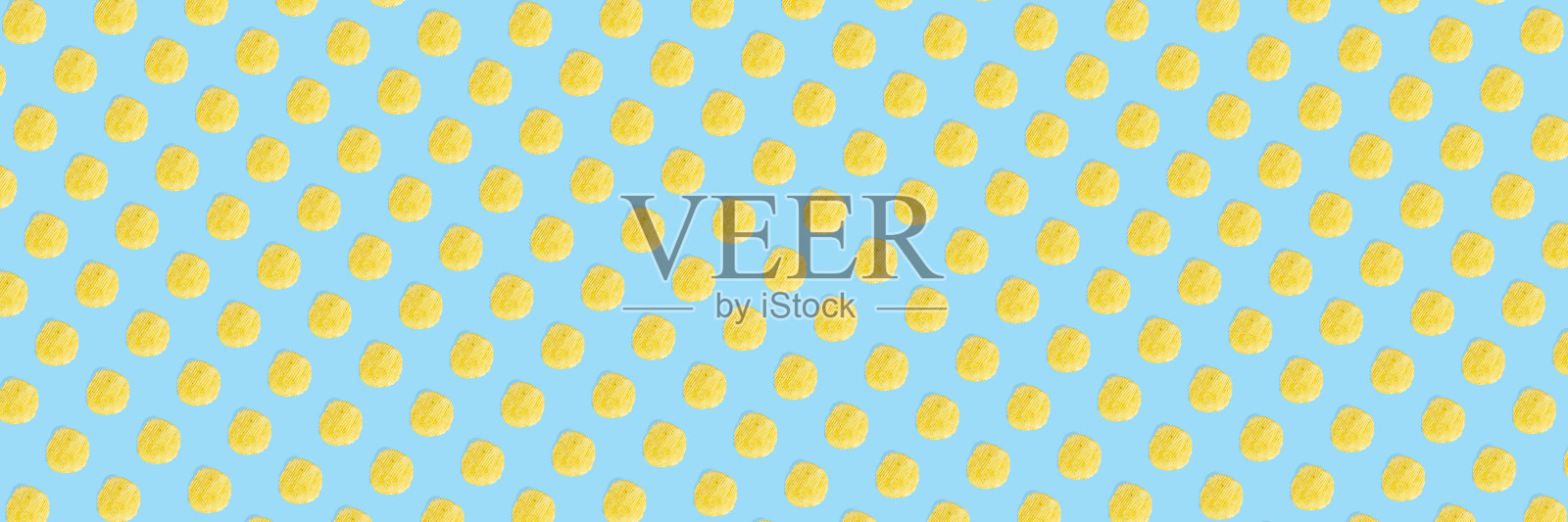 背景由薯片在浅蓝色的背景平铺。马铃薯零食薯条孤立的快餐横幅。照片摄影图片