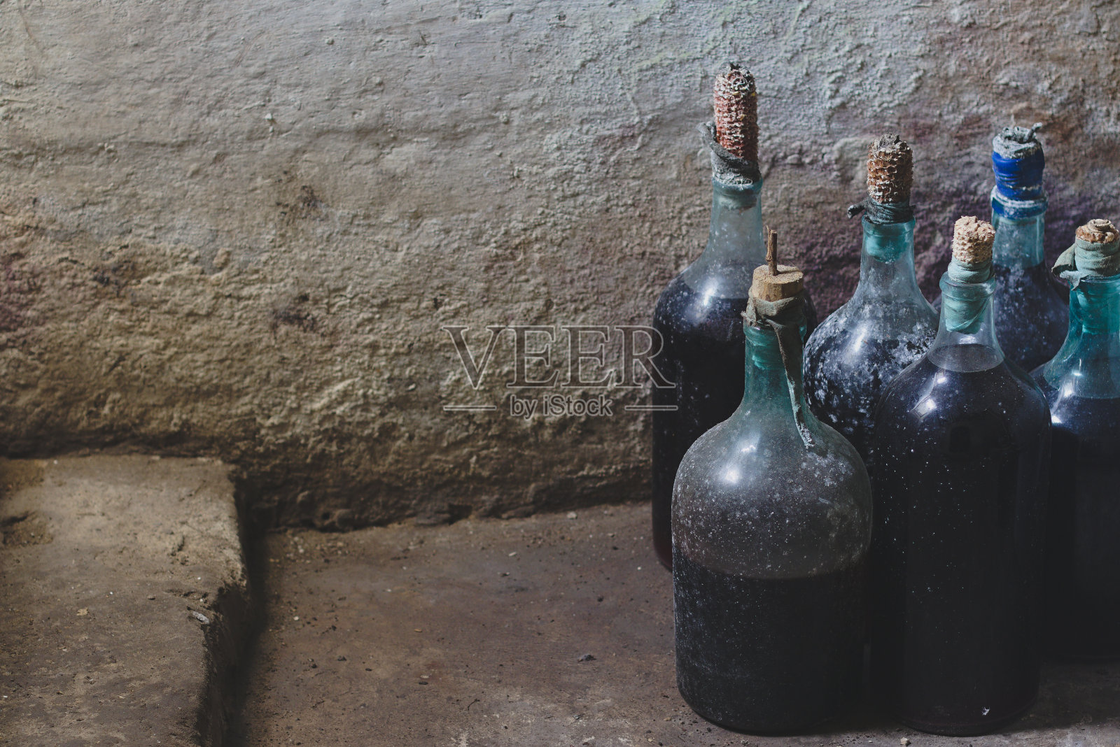 酒窖里有几瓶自制的葡萄酒照片摄影图片