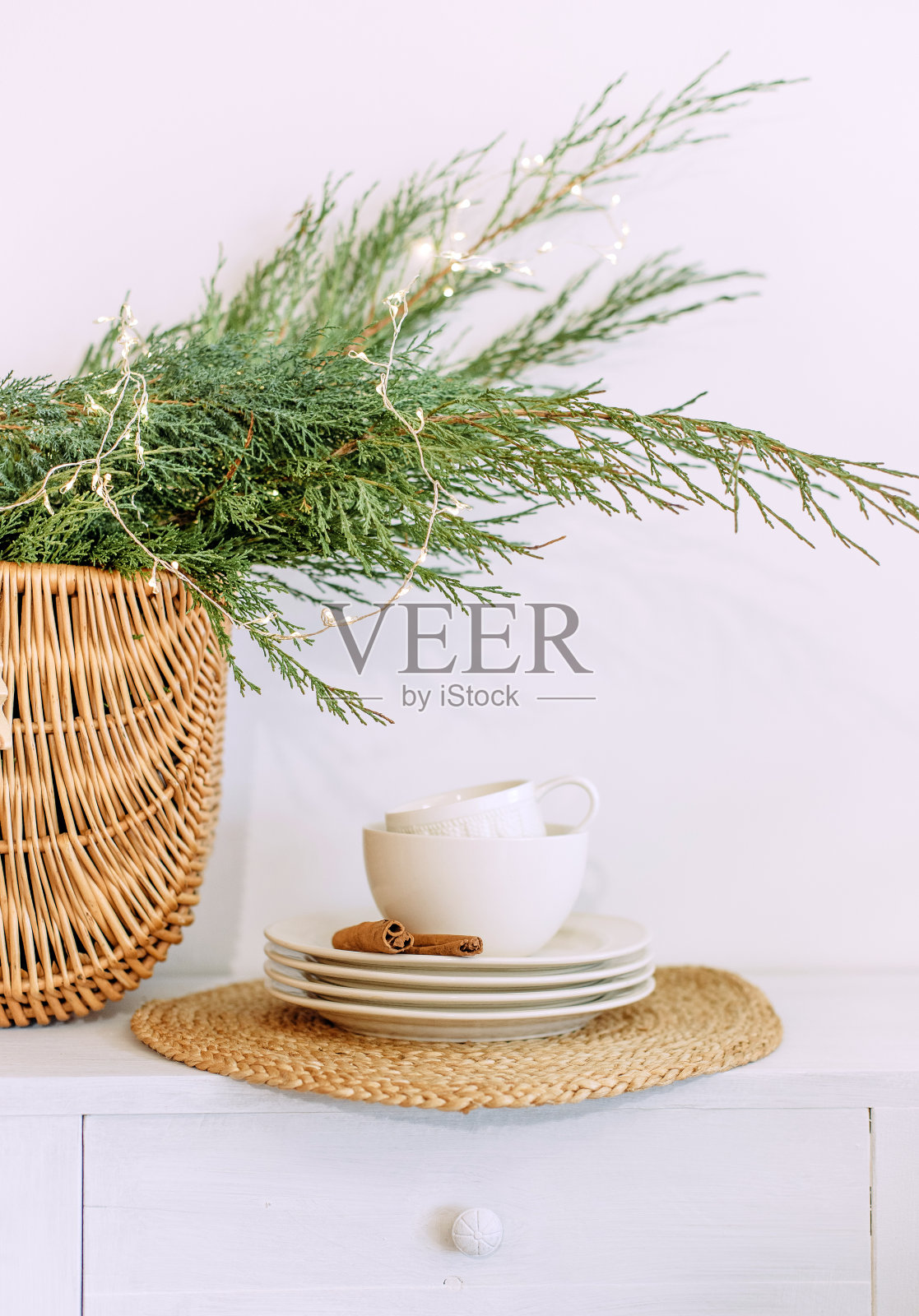 白色厨房装肉桂碟篮子圣诞照片摄影图片