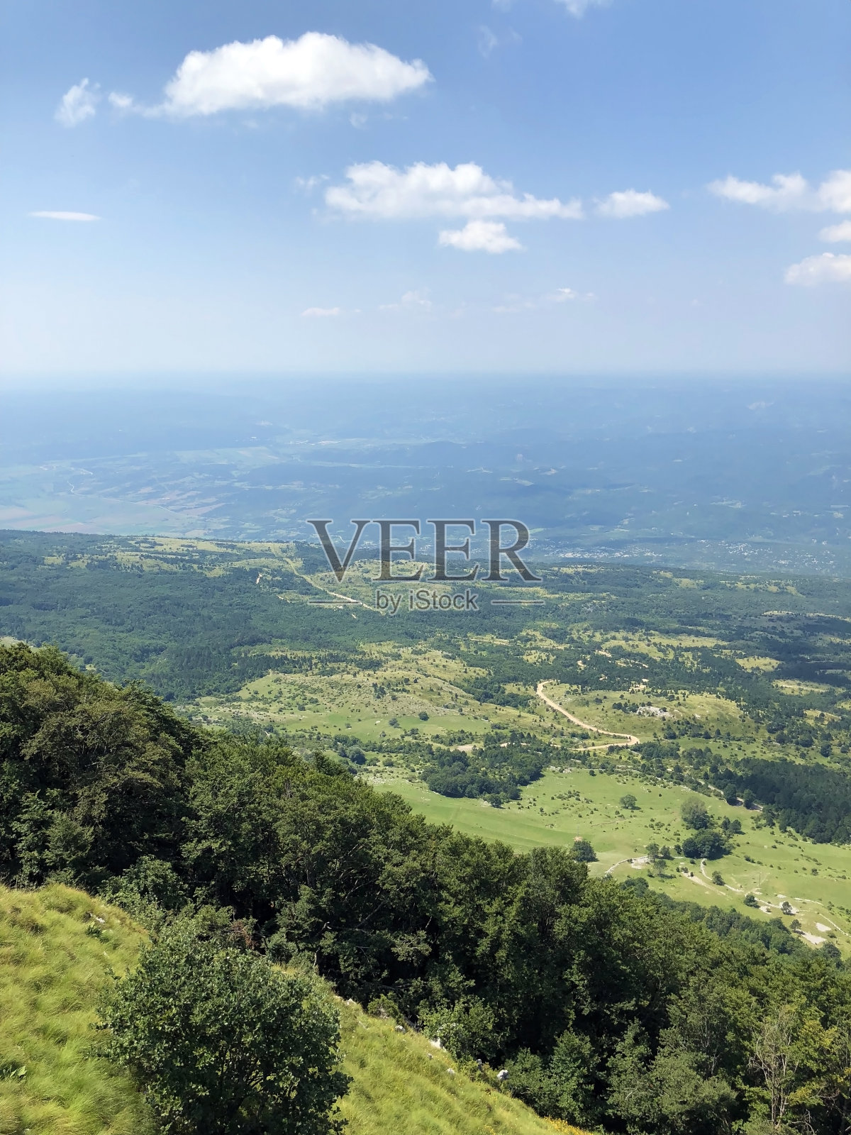 克罗地亚乌卡自然公园的森林和牧场的美丽全景/ Čudesne panorame na šume i pašnjake sa vidikovaca u parku priro Učka, Hrvatska照片摄影图片