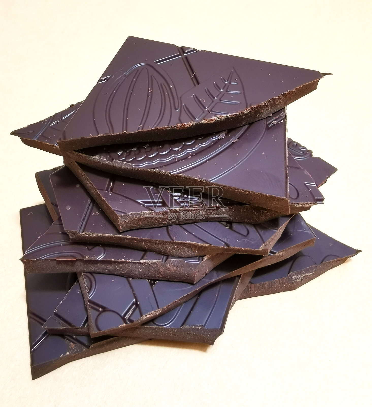 这是一块劣质的黑巧克力照片摄影图片