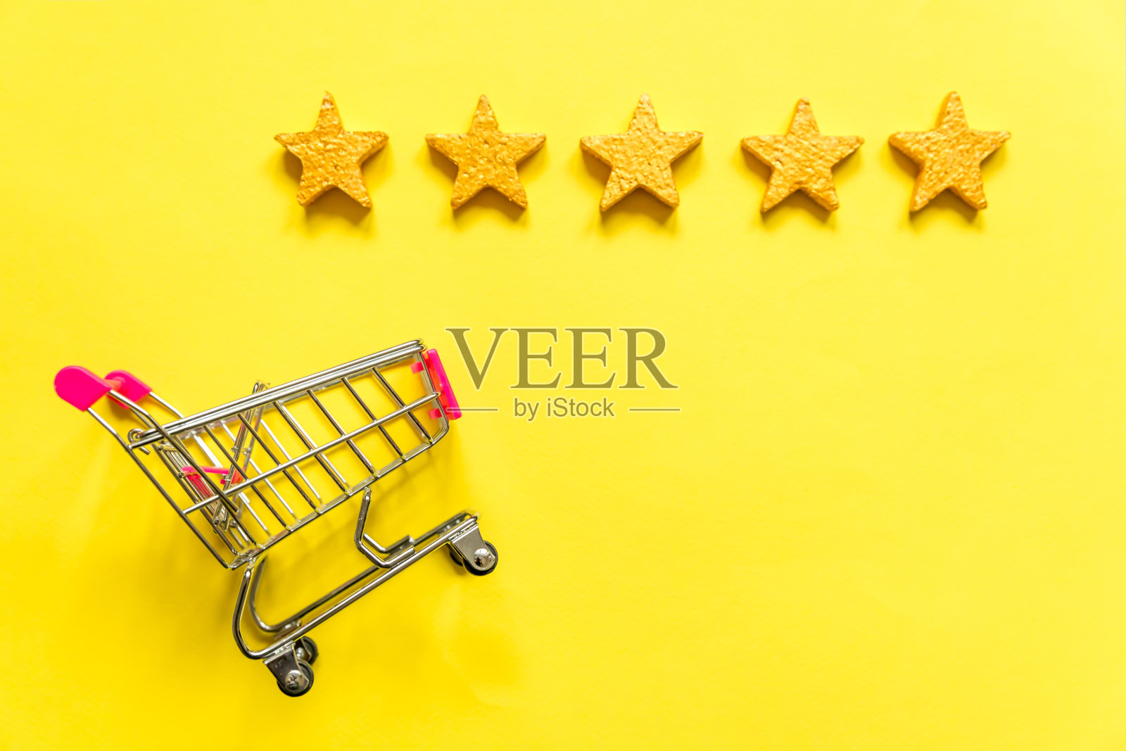 简单的平铺设计小型超市杂货推车购物与车轮和5金星评级孤立在黄色背景。零售消费者在线购买评估和审查概念照片摄影图片