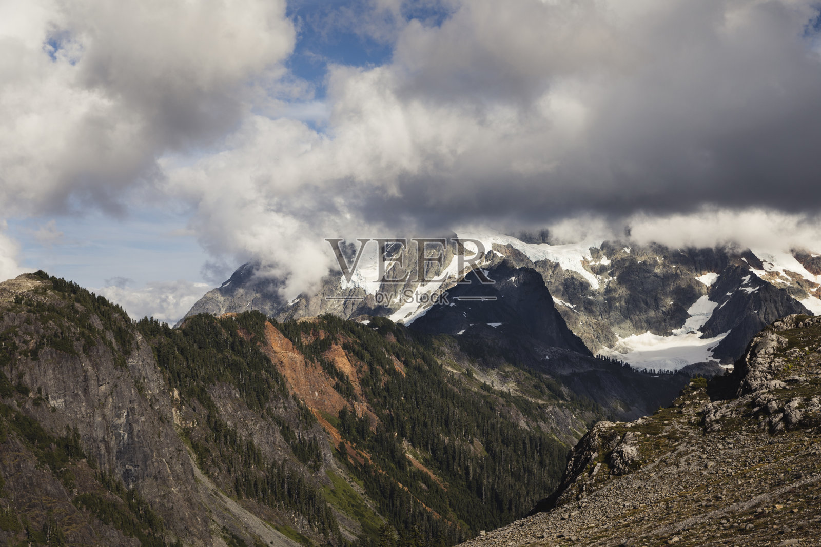 山顶观山、雪、云照片摄影图片
