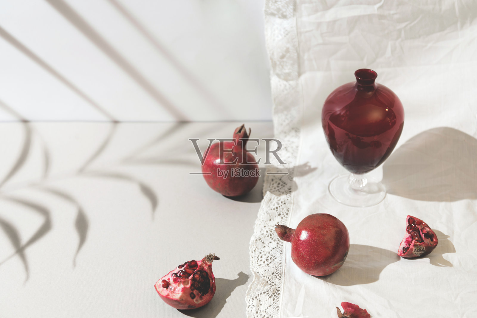 粉彩背景上的石榴花瓶。照片摄影图片