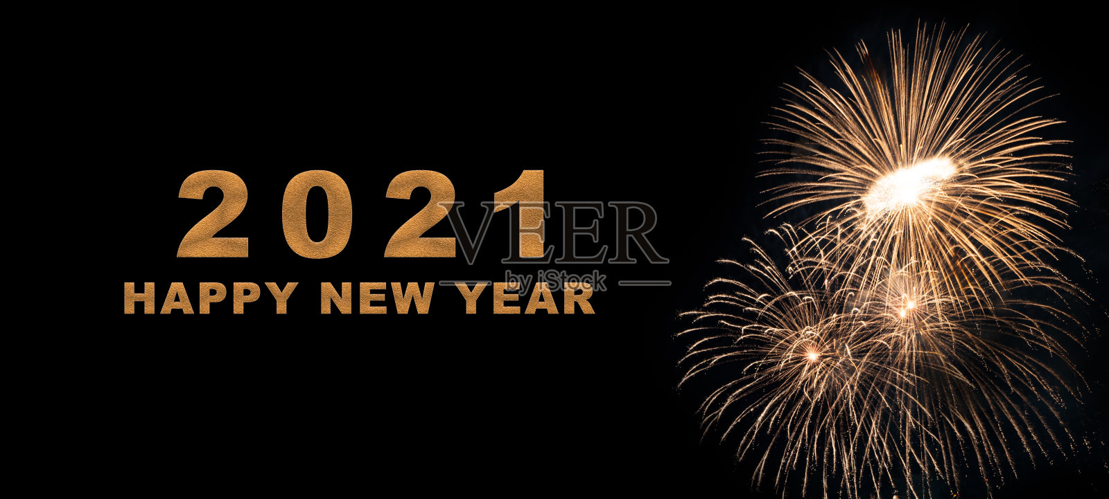 摘要:美丽多彩的烟花表演庆祝在黑色的背景和快乐新年的文字。照片摄影图片