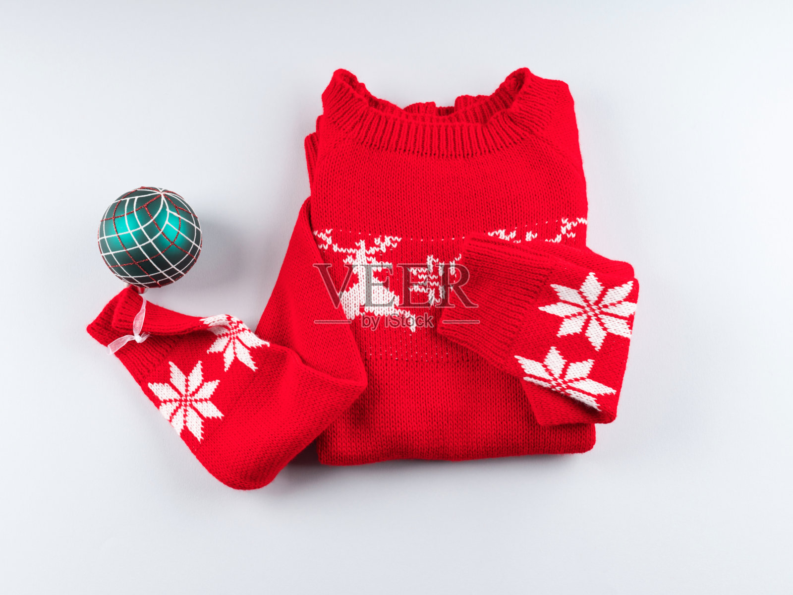 红色丑陋的圣诞毛衣与绿色装饰照片摄影图片