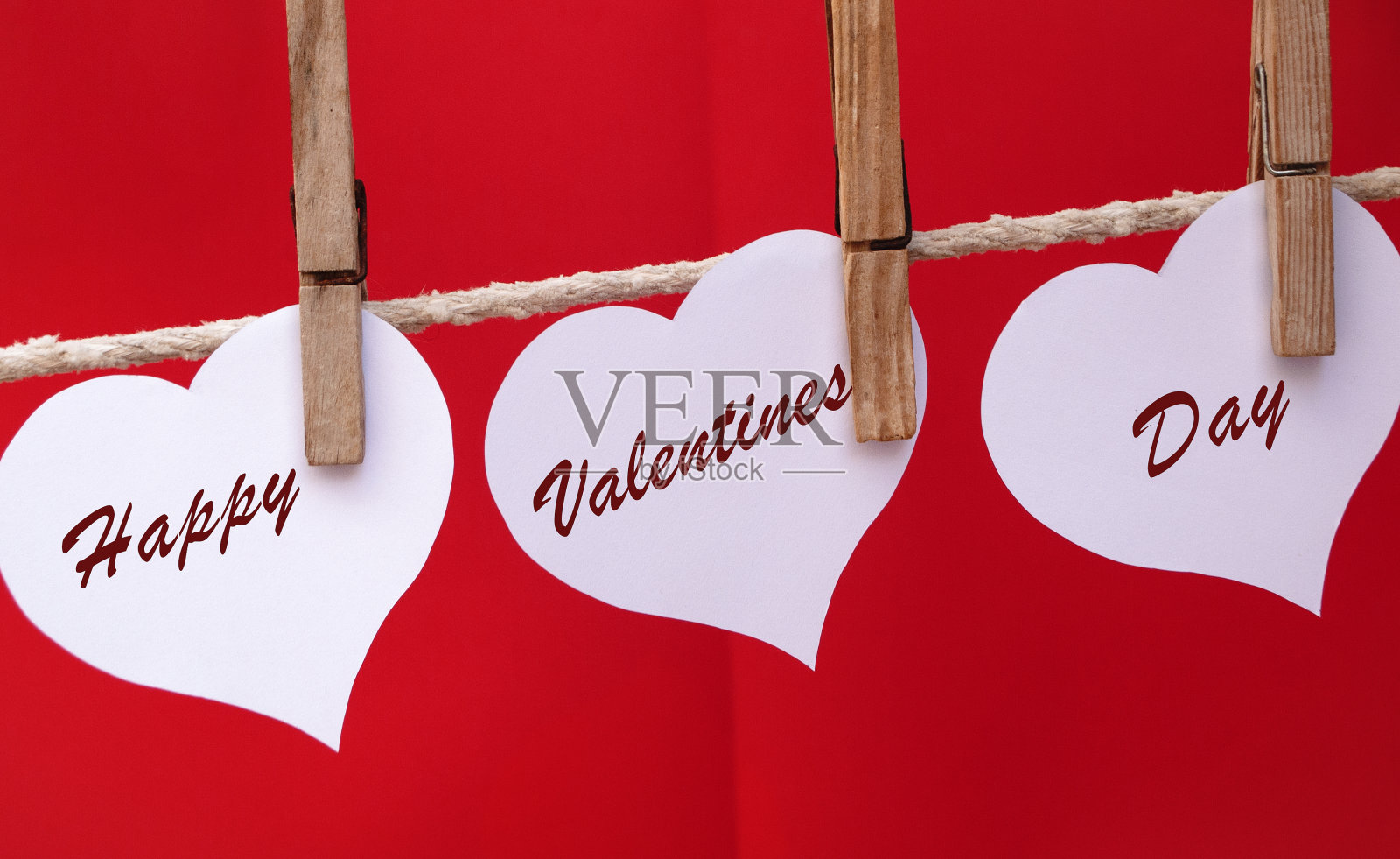 三颗白心作为情人节礼物。照片摄影图片