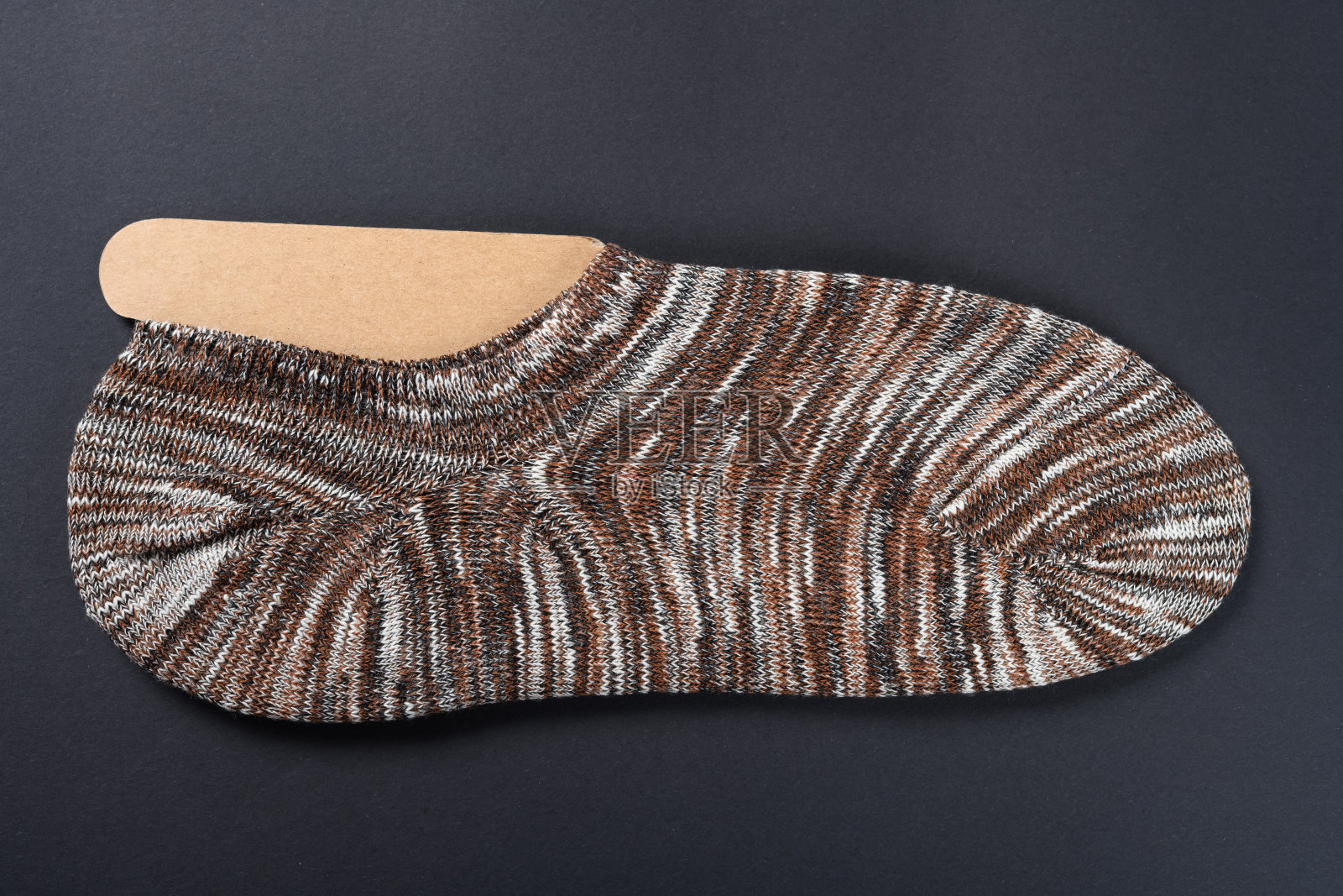 黑色背景的棕色男士袜子照片摄影图片