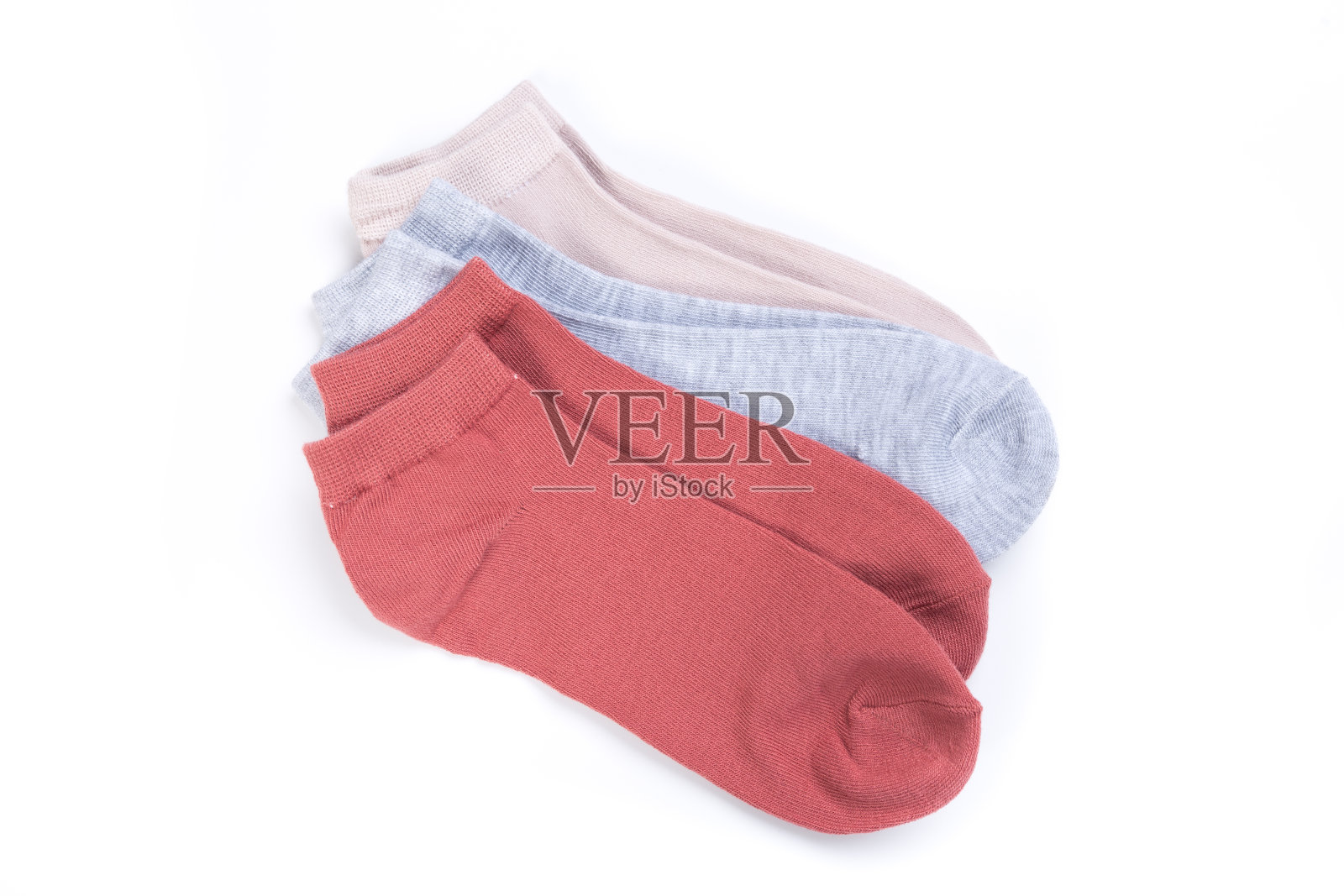 几双颜色鲜艳的短袜在一个白色的背景，俯视图照片摄影图片